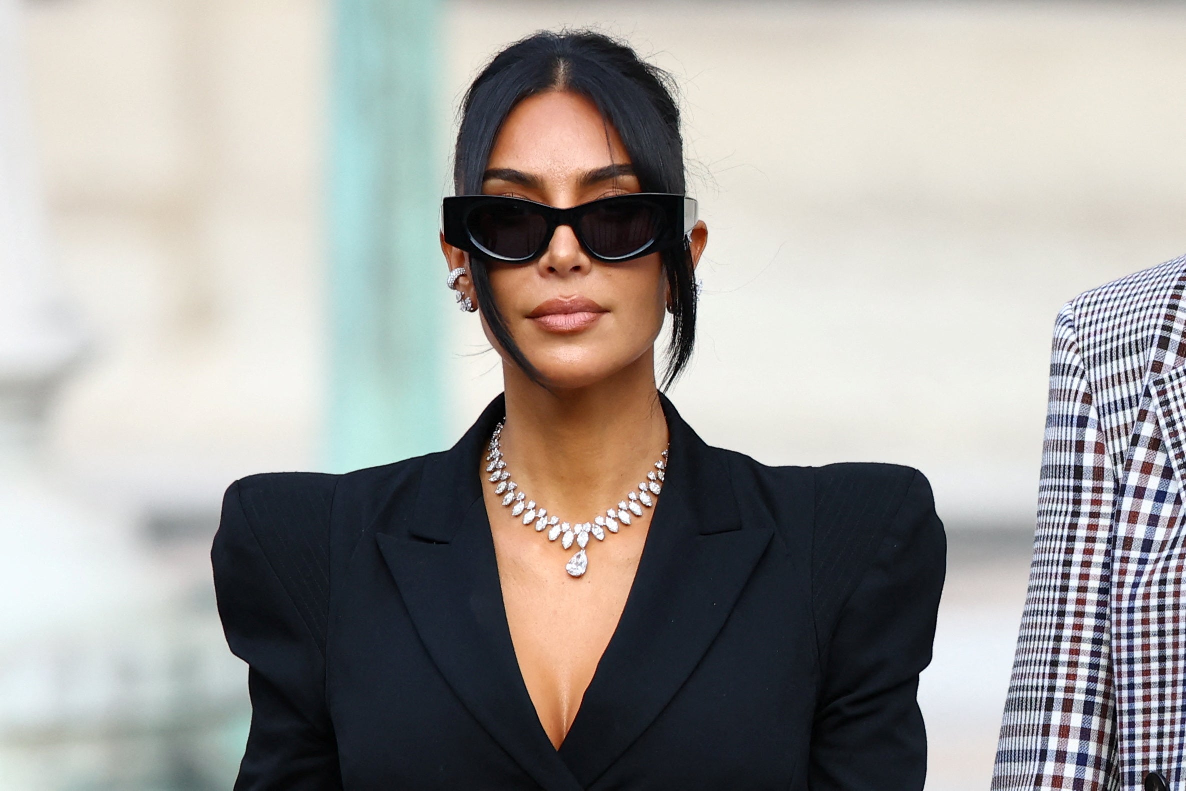 Kim Kardashian Takes Stand In Paris Robbery Trial Ow1T1R8O