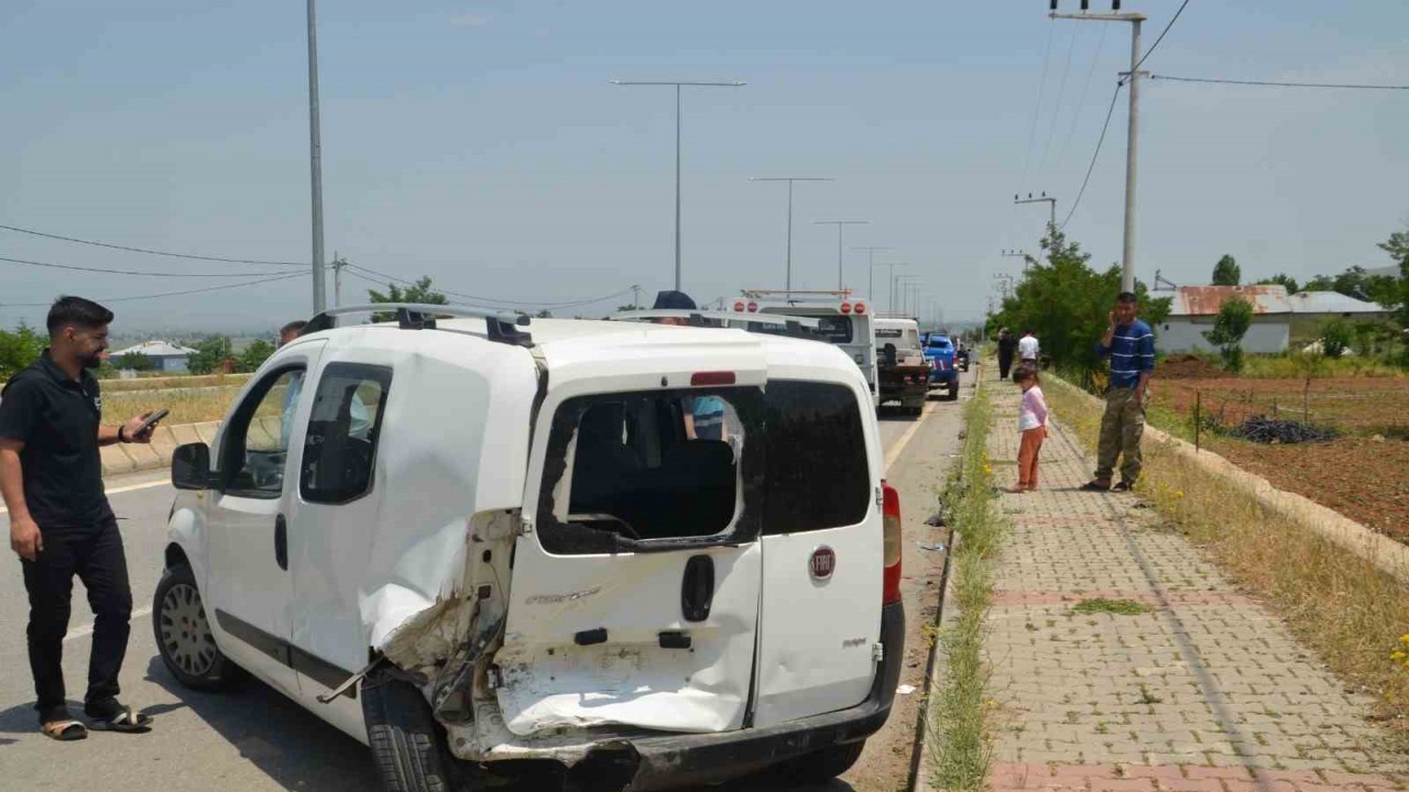 musta trafik kazasi 6 yarali