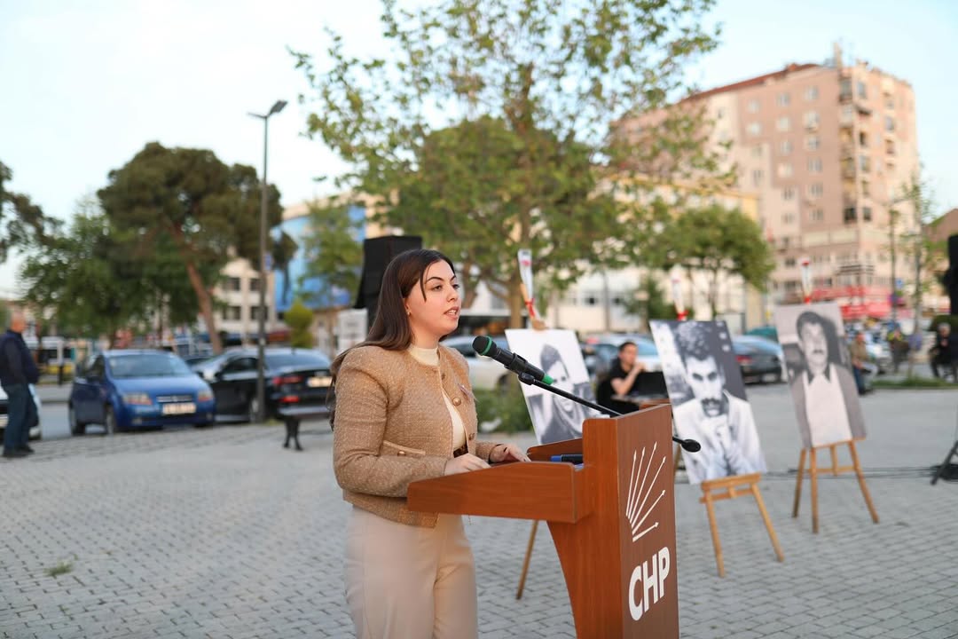 Bu Süreç Bize Iki Ihtimalden Birini Dayatmaktadır. Ya Bu Ülkeden Gidip Bireysel Geleceğimizi Kurtaracağız Ya Da Bir Araya Gelip, Kurtuluş Yok Tek Başına Ya Hep Beraber Ya Hiçbirimiz Diyerek Ülkemiz Için, Geleceğimi