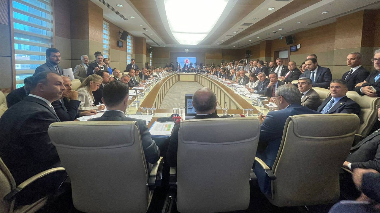 Mecliste Zeytinlik Kavgasi Yurttaslara Darp Milletvekillerine Engelleme