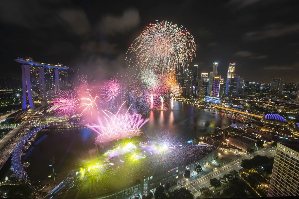 1. SİNGAPUR - SAKIZ VE TEMİZLİK YASAKLARI
1992’den beri sakız çiğnemek veya satmak yasak; kamu alanlarında çöp atmak veya yere tükürmek ağır para cezalarıyla sonuçlanıyor.
Bu kurallar, şehrin temiz ve düzenli kalmasını sağlıyor ve düzenli şehir yönetimi açısından örnek teşkil ediyor.