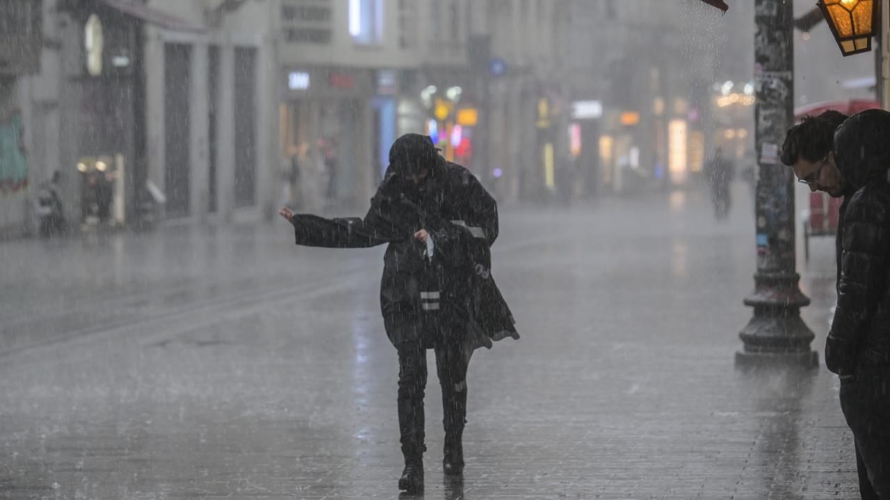 Istanbul Saganak Yagis Aa 2402309-1