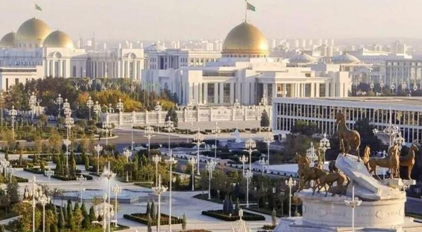 Türkmenistan'da Bütün Arabalar Neden Beyazdır?