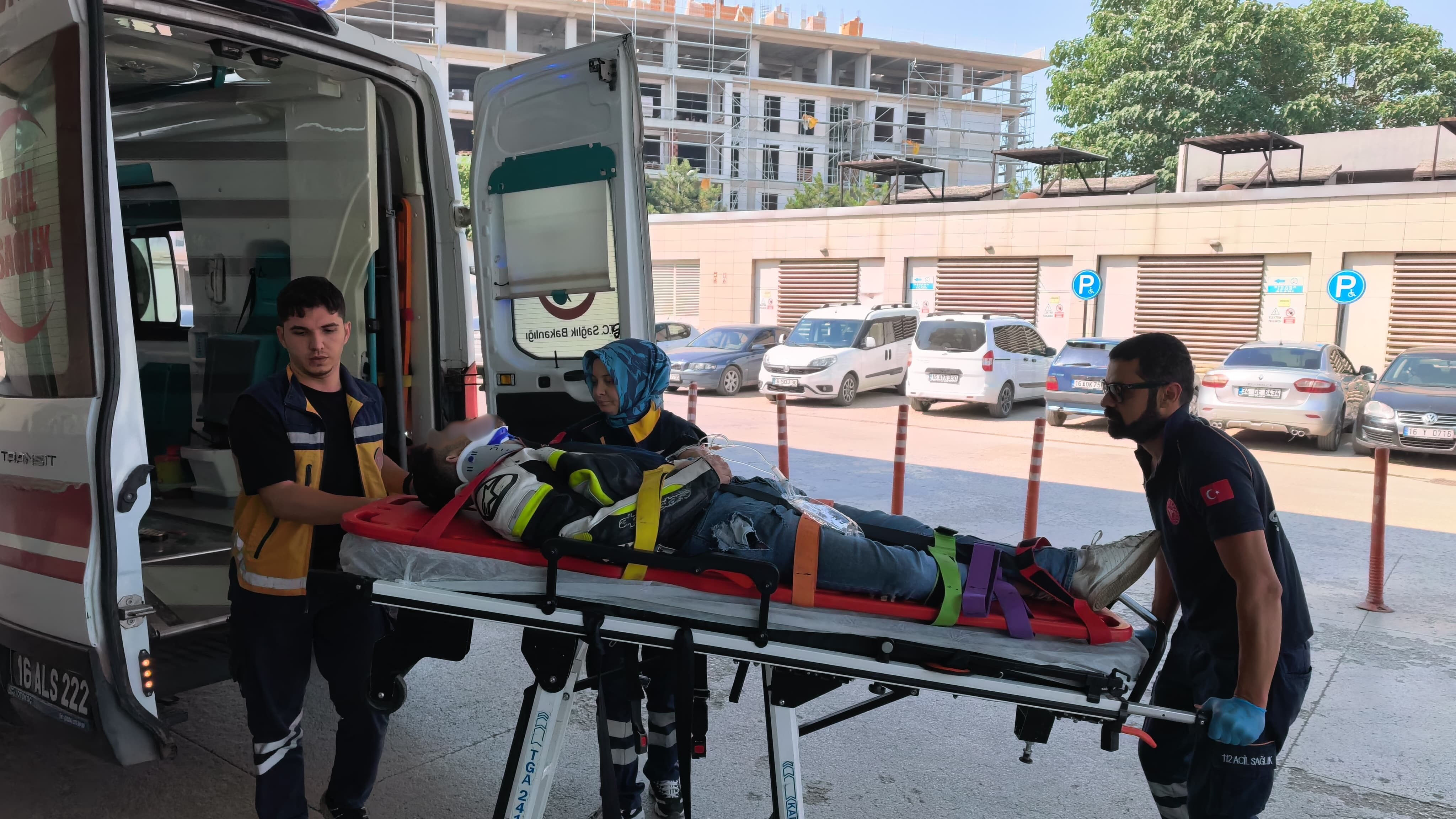 Tir İle Motosi̇klet Çarpişti 1 Ağir Yarali Düzenlendi