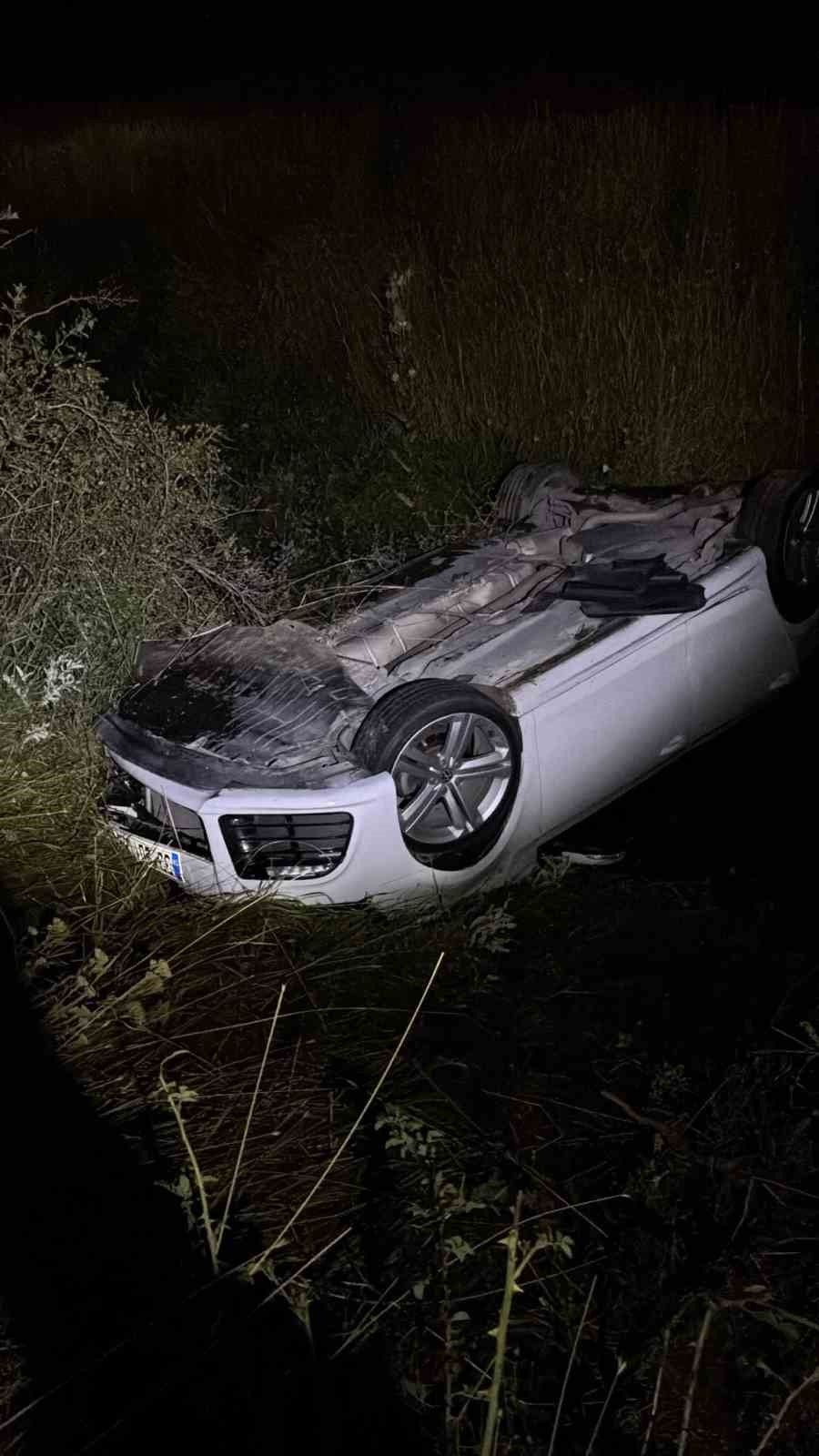 Çamardı'da otomobil şarampole devrildi: 2 yaralı