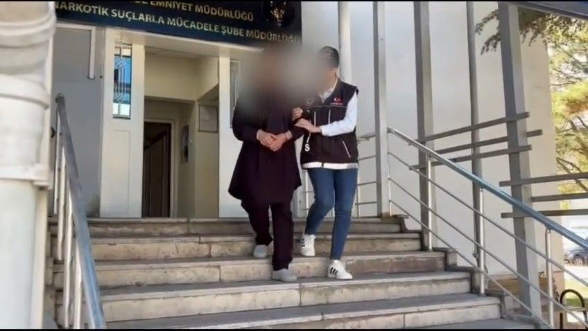 Mide ve bağırsaklarından yarım kilo uyuşturucu çıktı