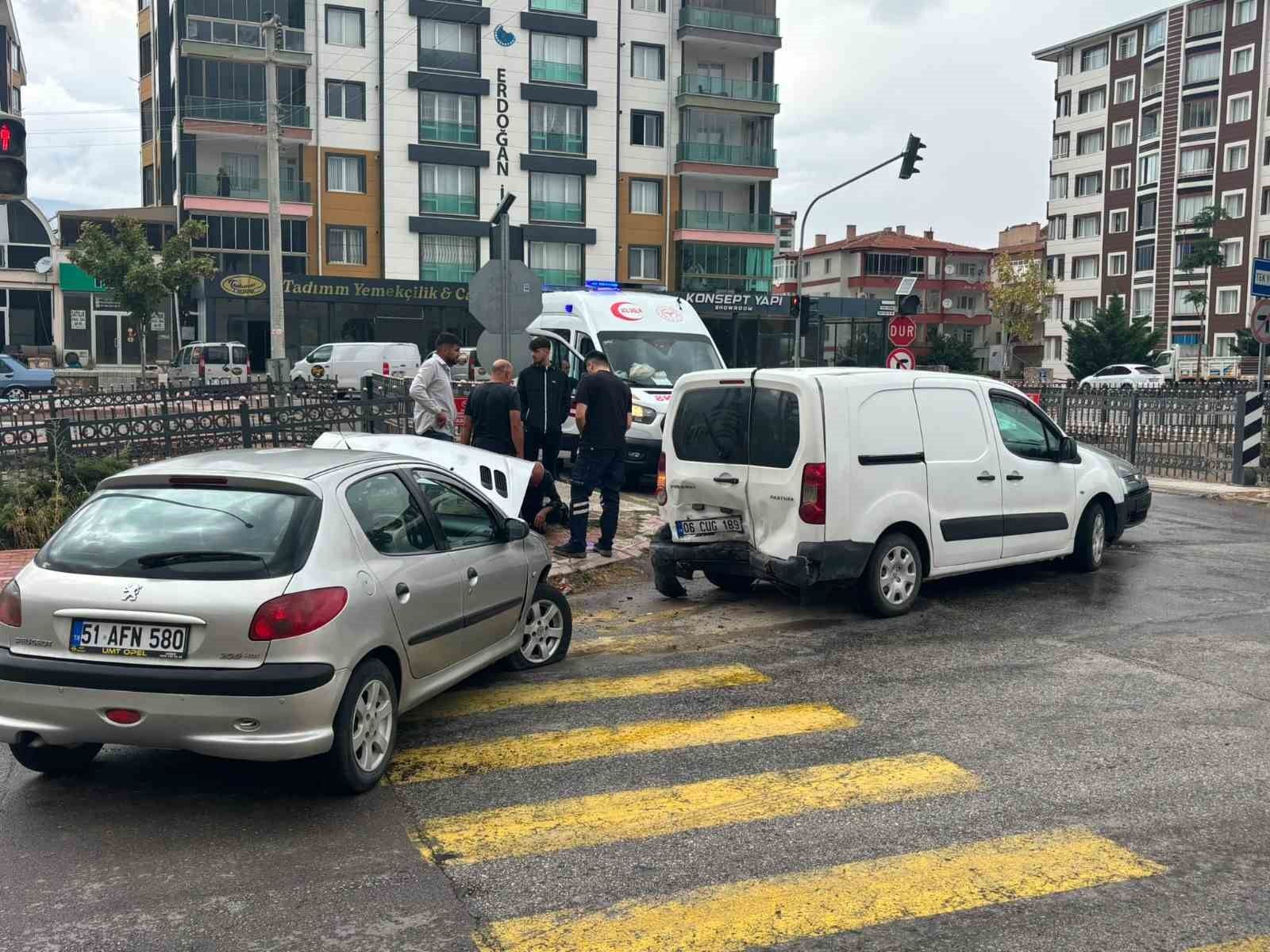 Niğde'de 3 araç birbirine girdi: 1 yaralı