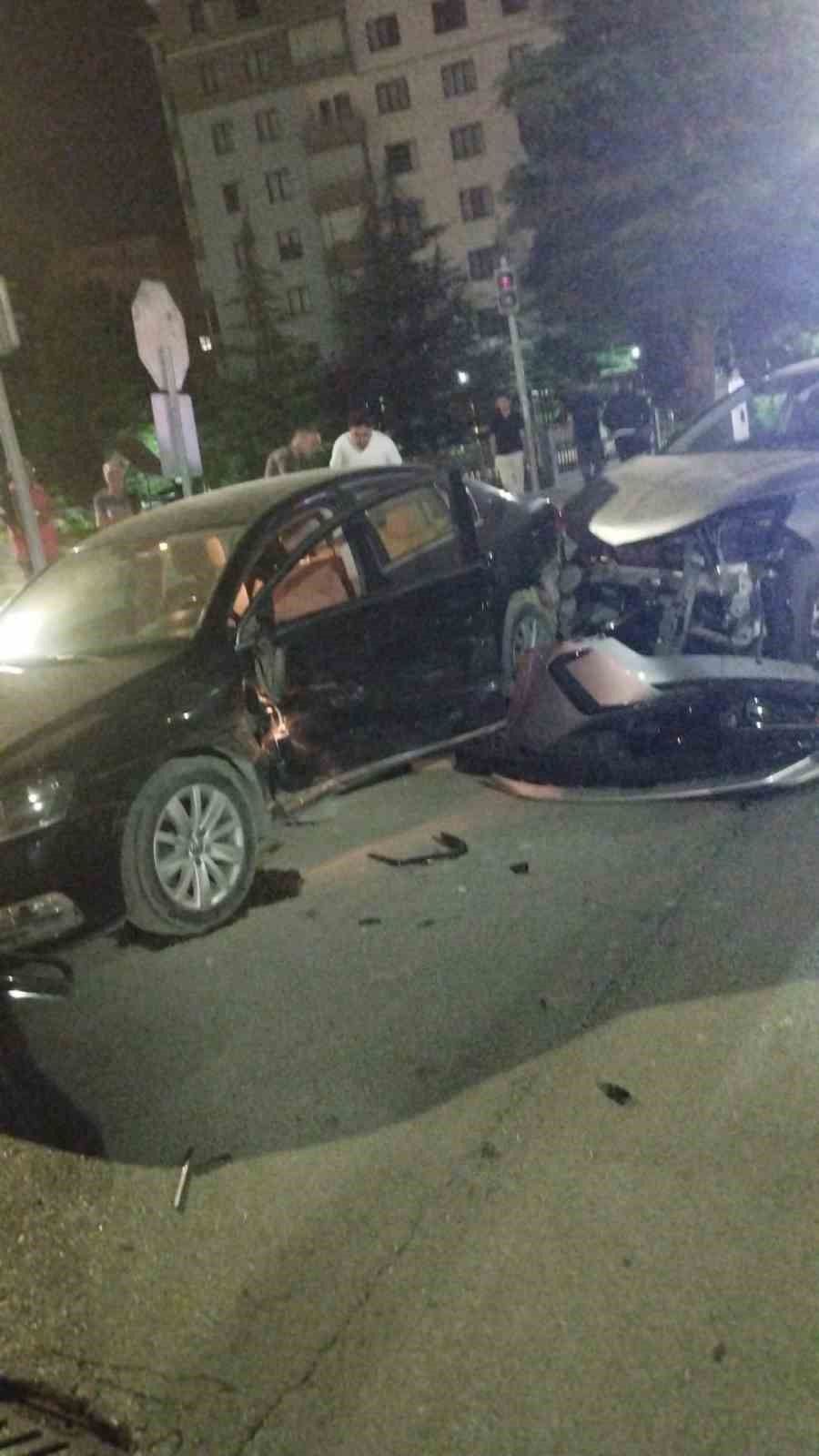 Niğde'de iki otomobil çarpıştı: 4 yaralı