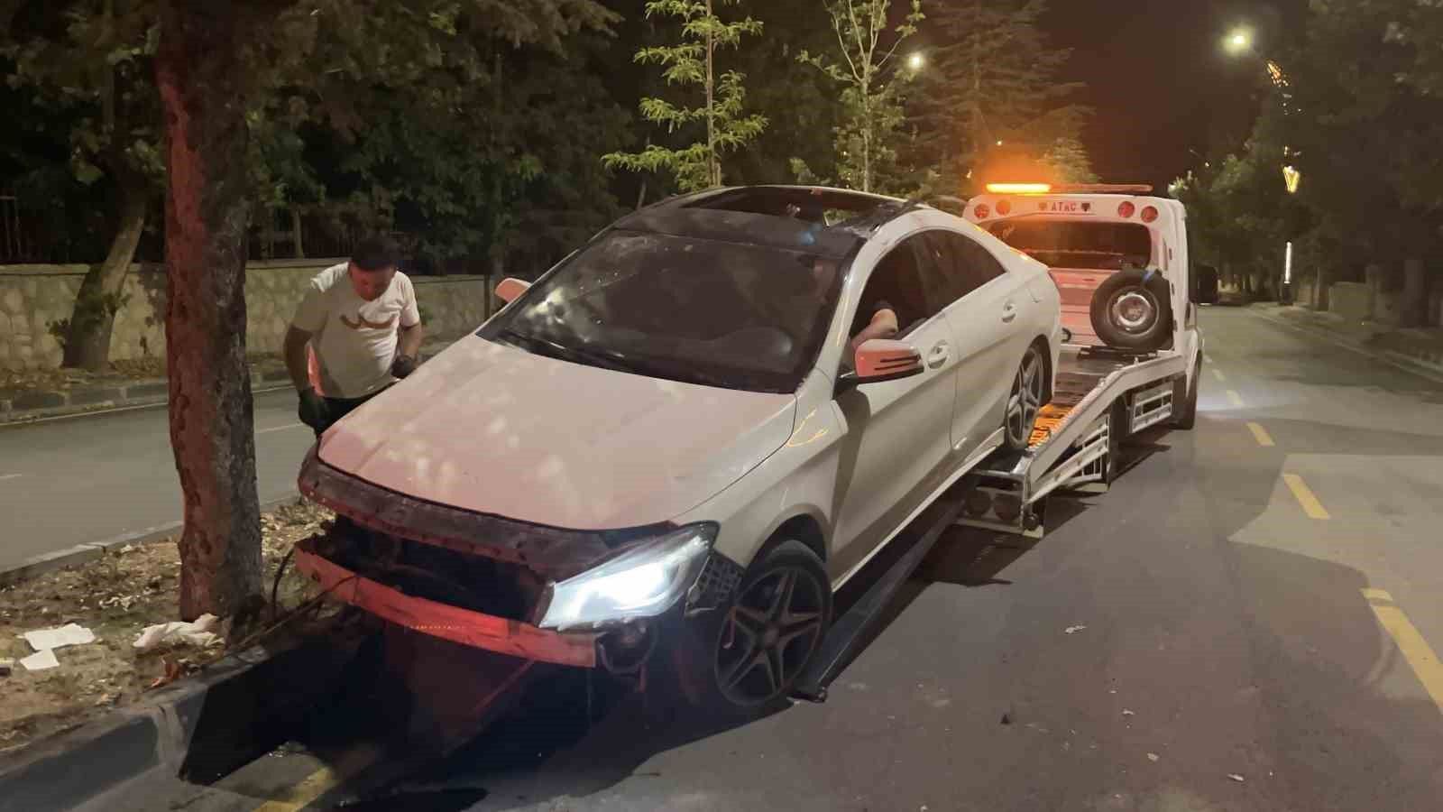 Niğde'de otomobil refüjdeki ağaçlara çarptı: 2 yaralı