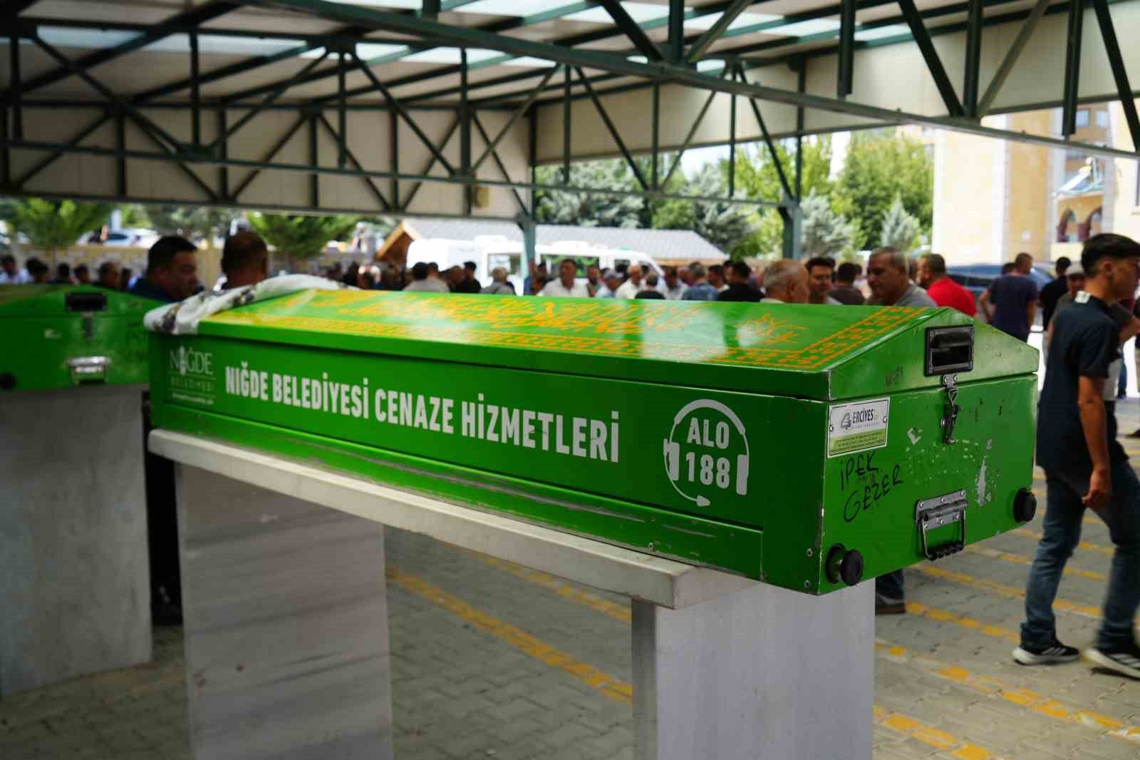 Niğde'de otomobilde ölü bulunan kadın son yolculuğuna uğurlandı