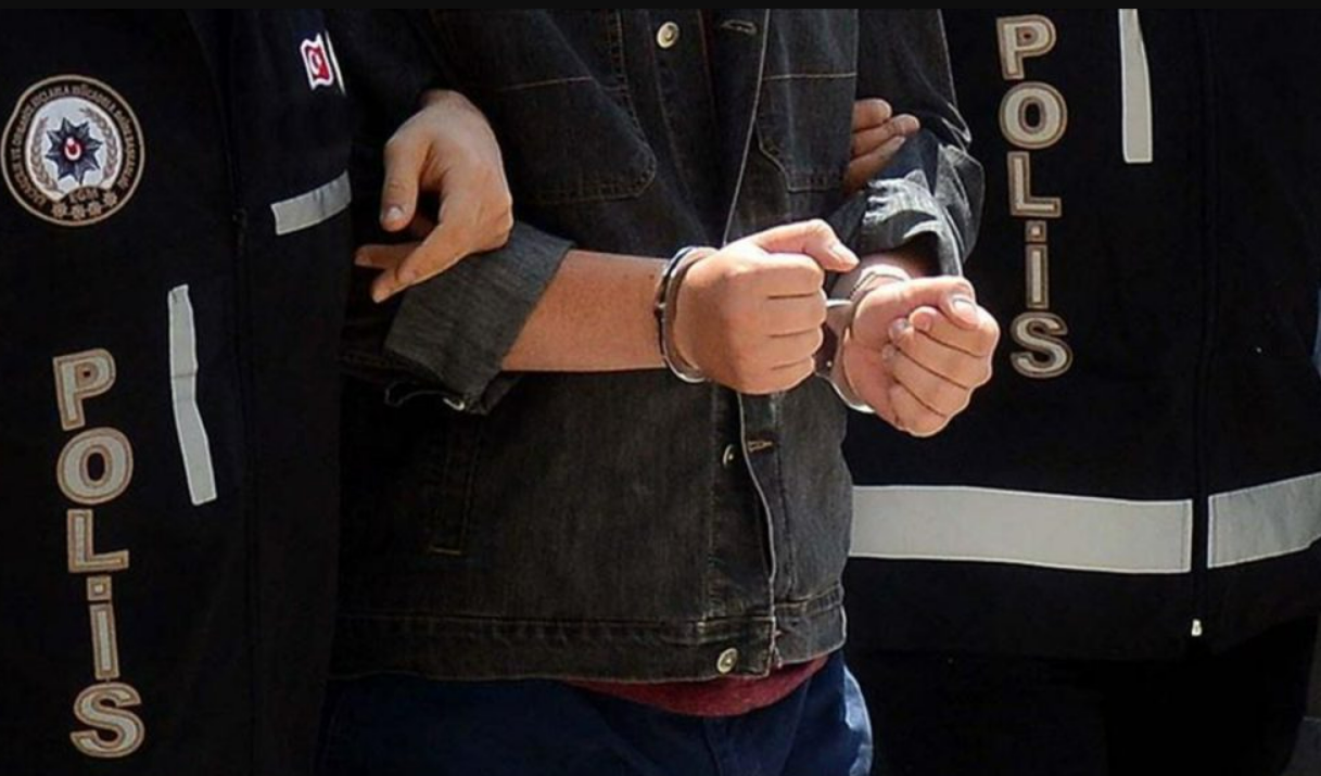 Tehdit ettikleri iş yeri sahibinin aracını ateşe verdiler