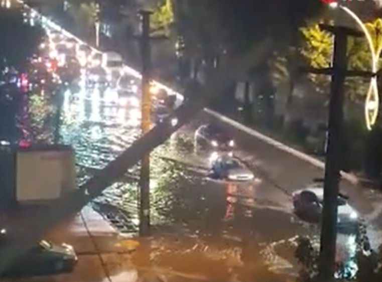 Ankara'da yollar göle döndü: Araçlar mahsur kaldı