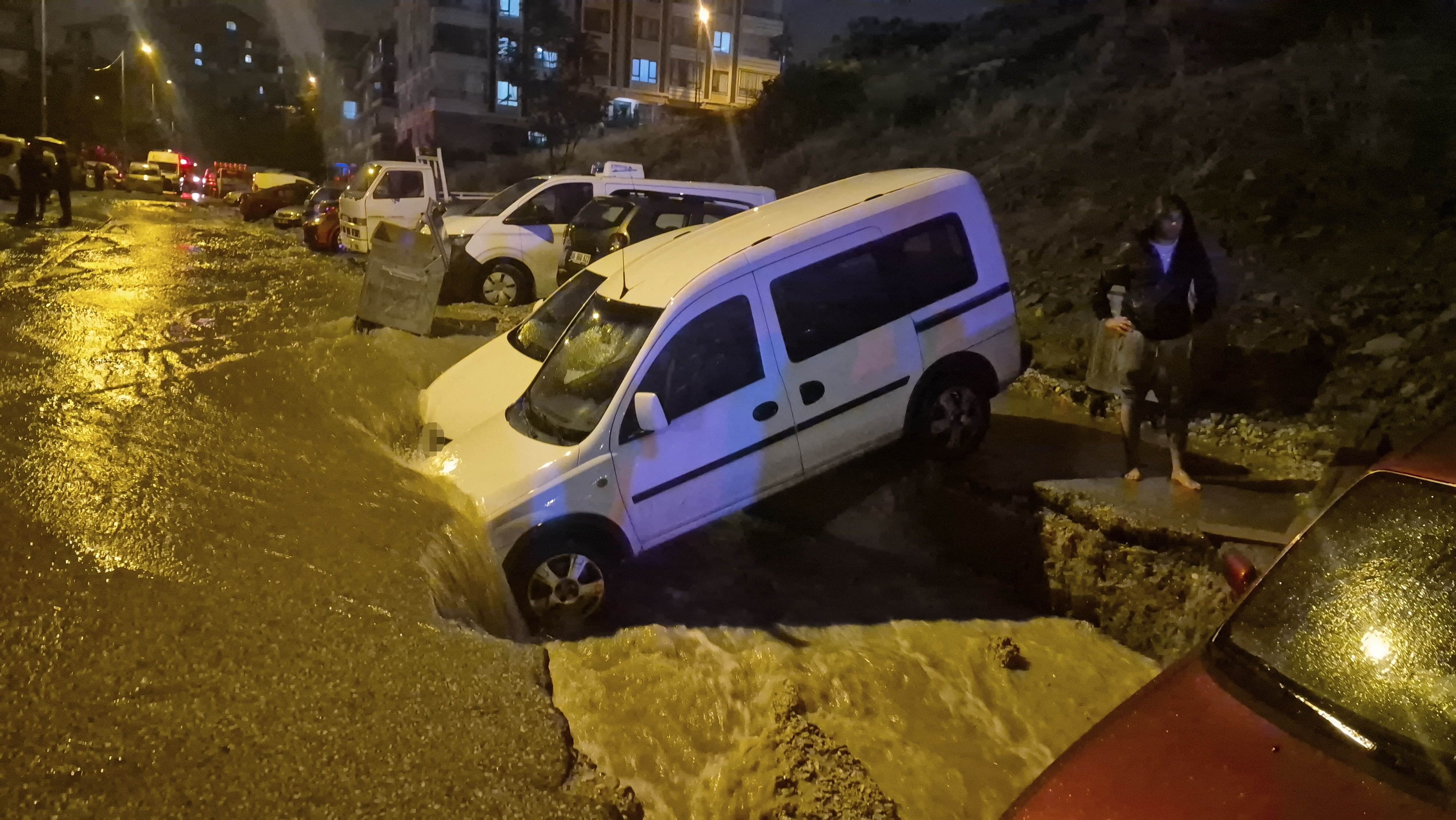 Sağanak yolu çökertti: Onlarca araç çukurda kaldı