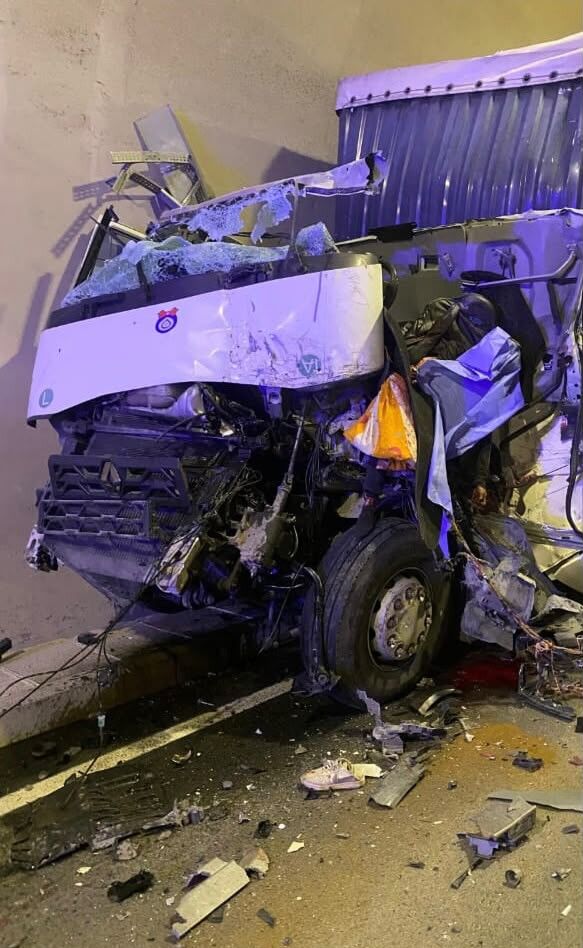 Kamyonetten sarkan malzeme tırlara çarptı: 1 kişi öldü