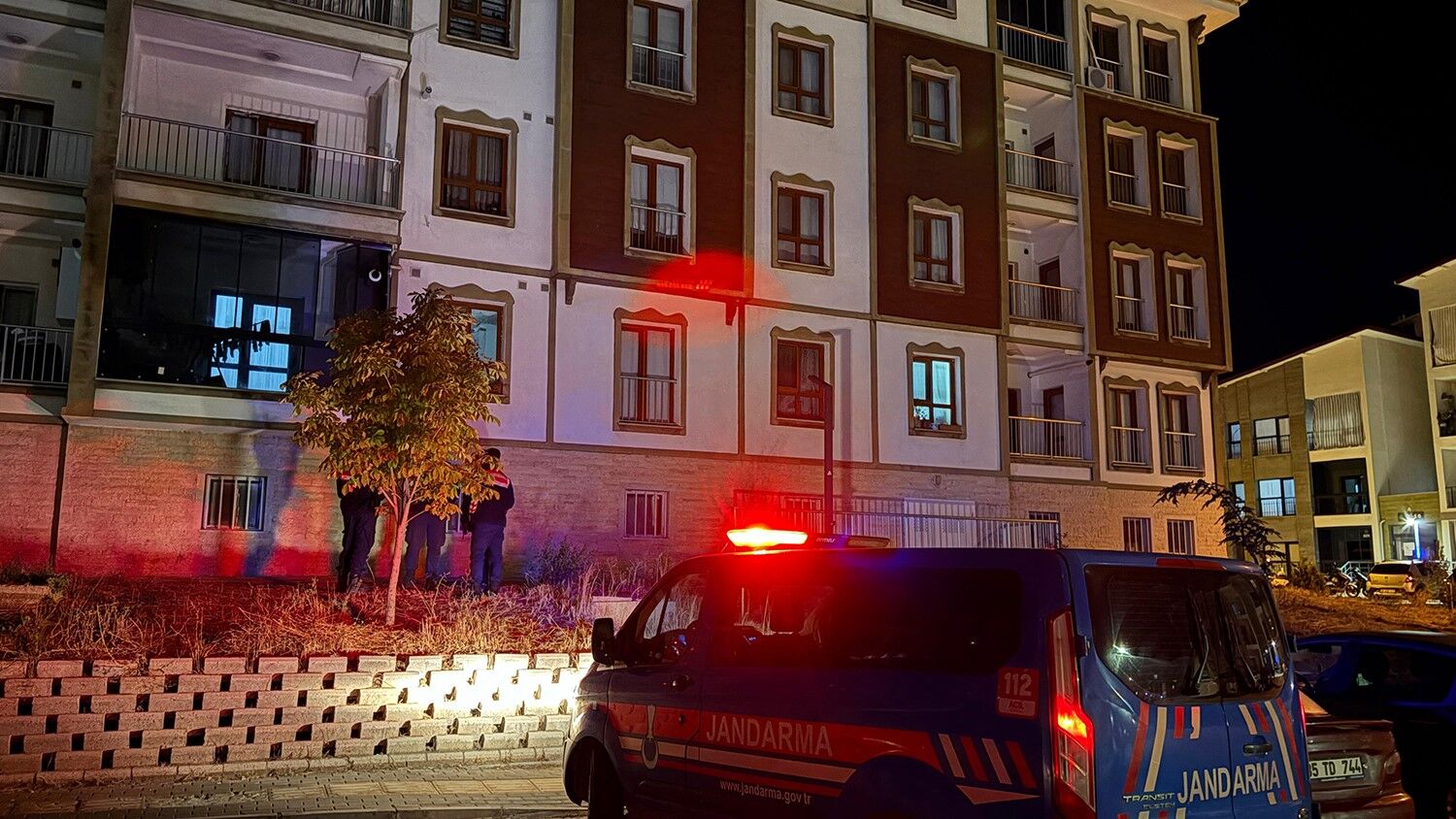Manisa’da 3. kattan düşen 17 yaşındaki kız yaralandı