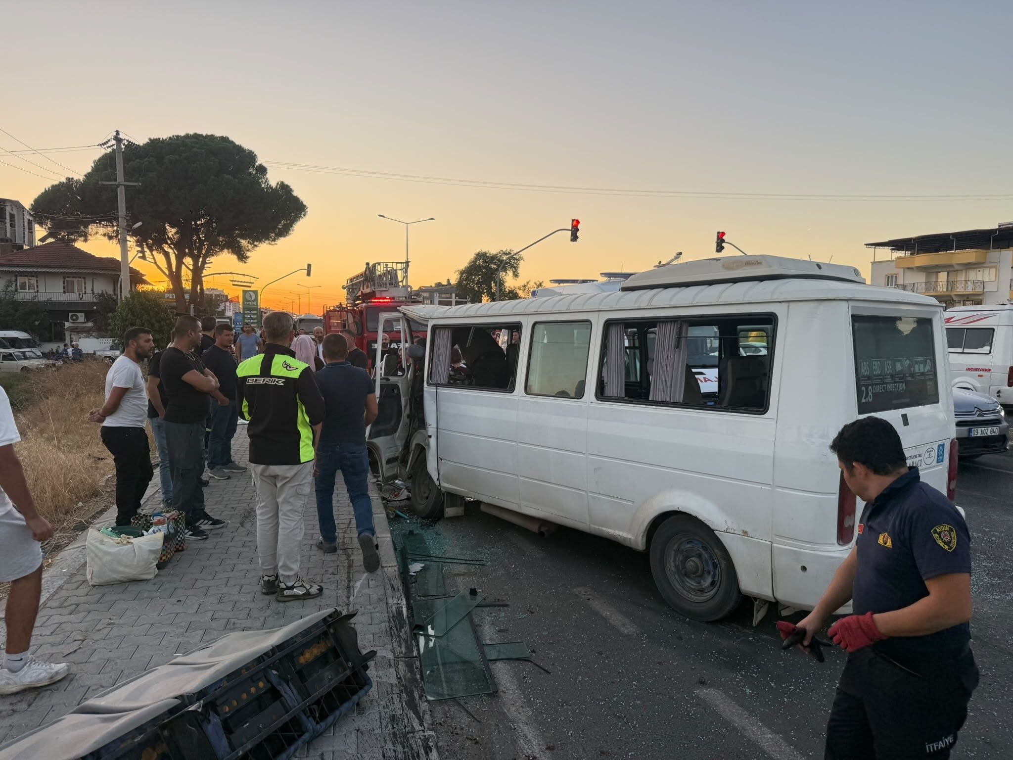 Beton mikseri iki servise çarptı: 10 yaralı