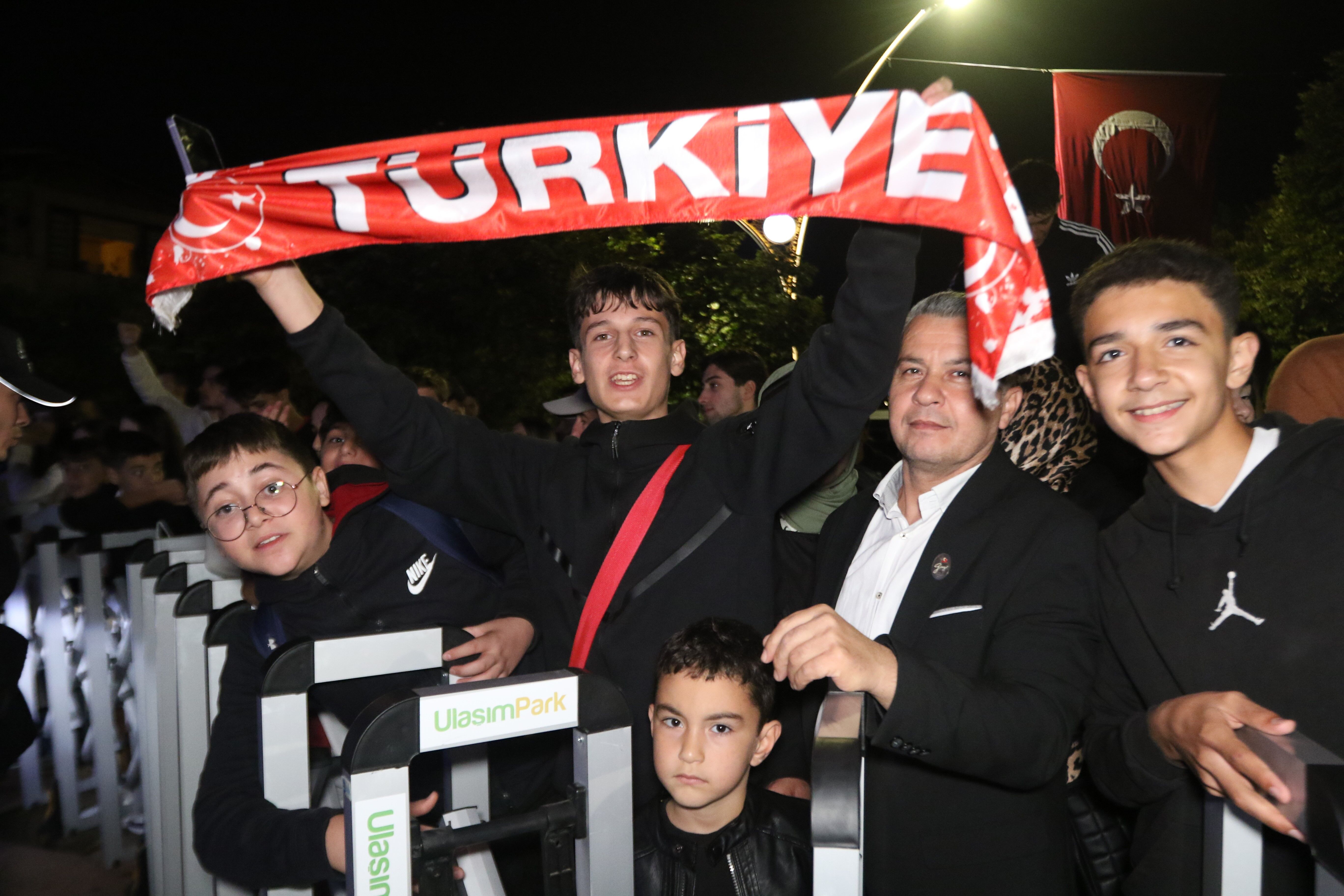 Fransa maçı öncesi Millilere coşkulu karşılama