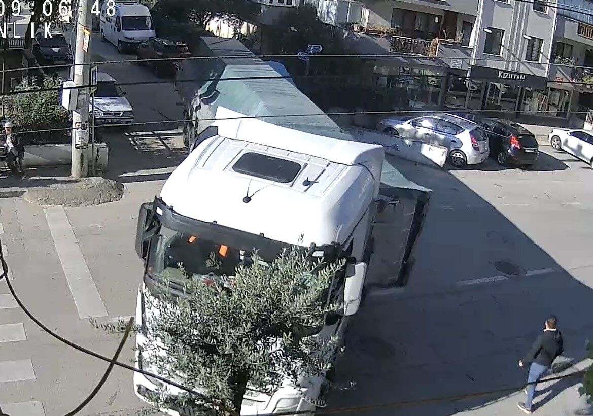 Bursa’da tır dar sokakta dönüş yaparken giysi kutusunu devirdi