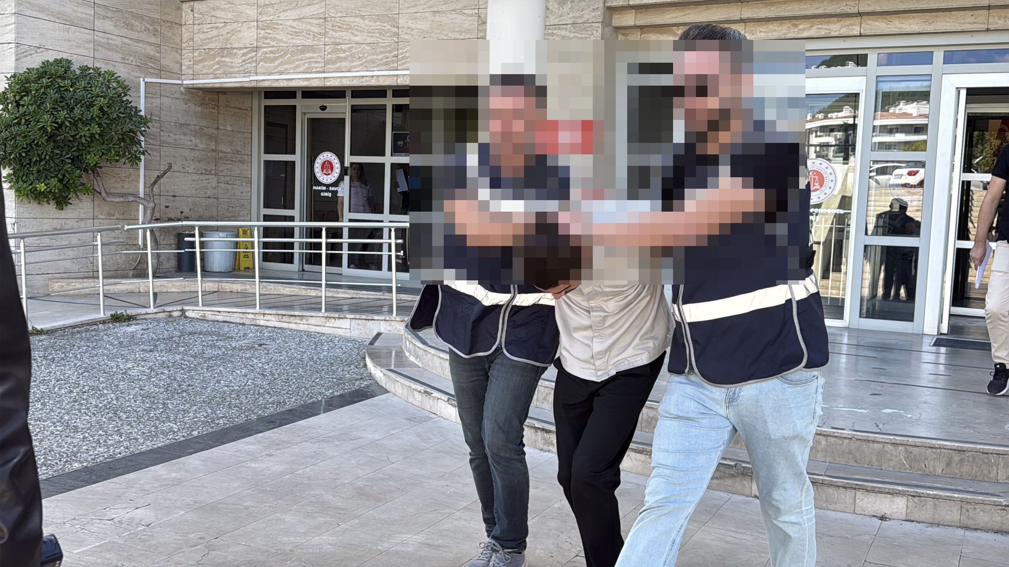 Atatürk büstünü söküp götürdü: Tutuklandı!