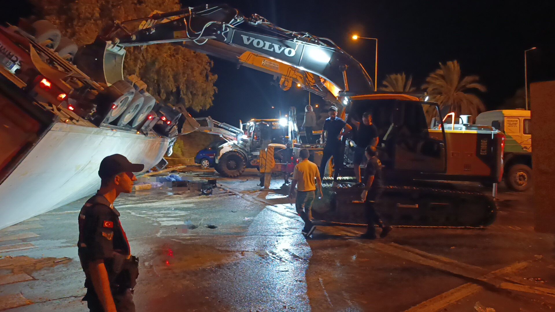 Tır durağa devrildi: 2 kişi hayatını kaybetti
