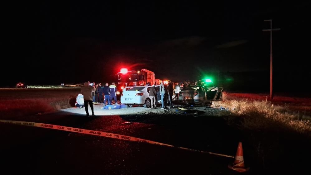 İki otomobil kafa kafaya çarpıştı: 2 ölü, 5 yaralı