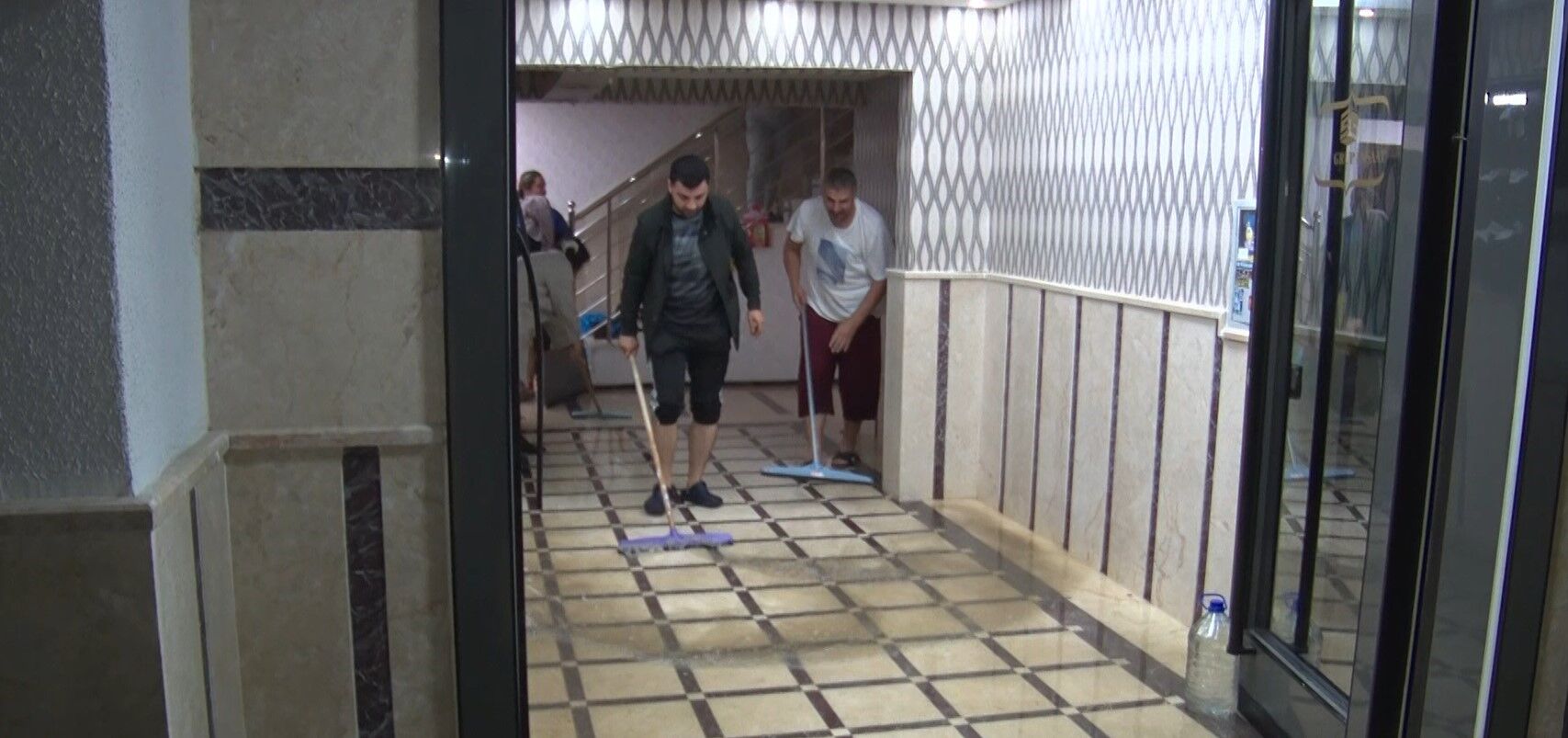 Ankara’da sağanak kabusu: Kanalizasyon suları apartmanlara doldu
