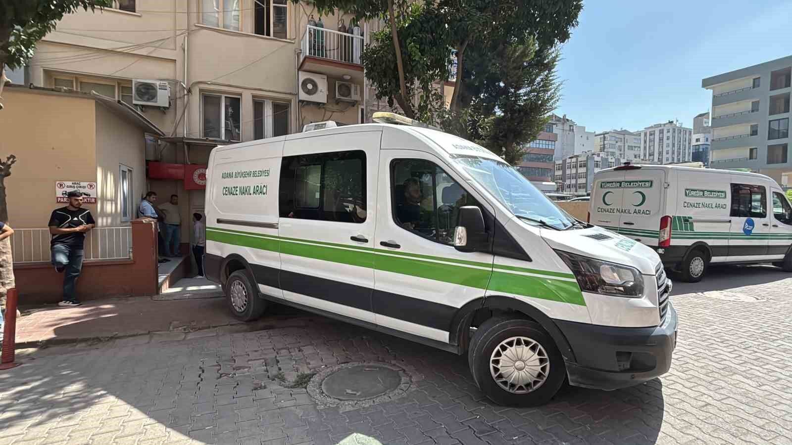 Adana'da eski eşi tarafından katledilen kadının cenazesi adli tıptan alındı