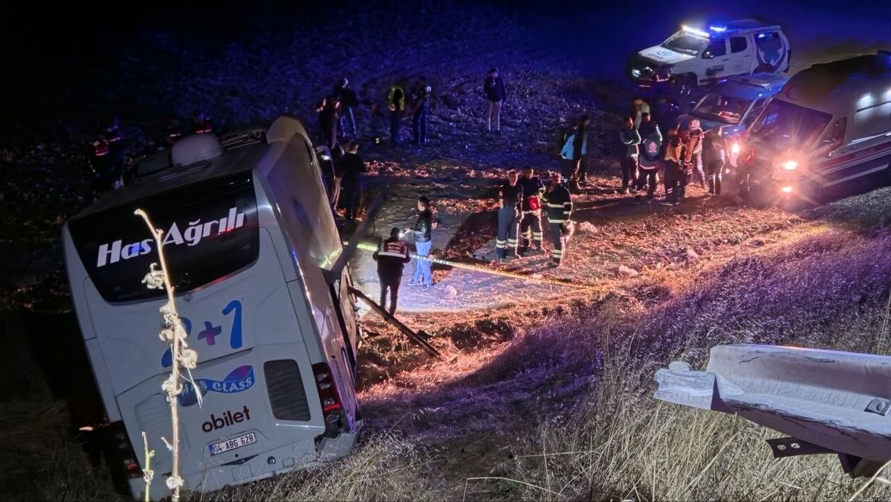 Amasya'da yolcu otobüsü şarampole uçtu: 2'si ağır 24 yaralı