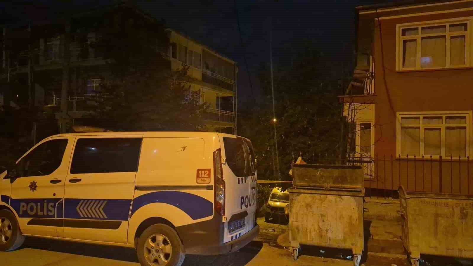Bir evde 3 erkek cesedi bulundu: Kurşun ve bıçak yaraları tespit edildi