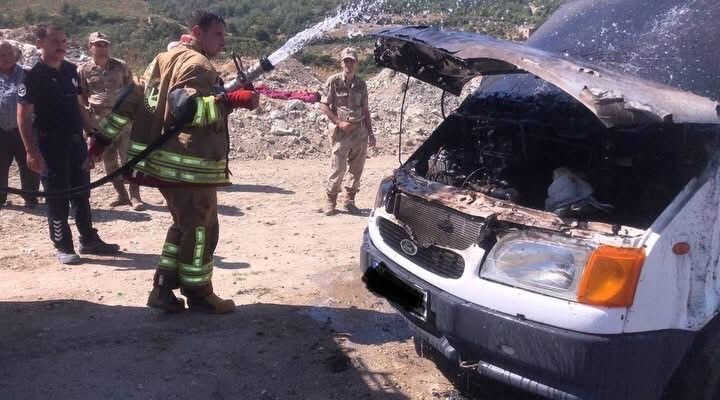Antakya'da minibüsün motorundan alevler yükseldi