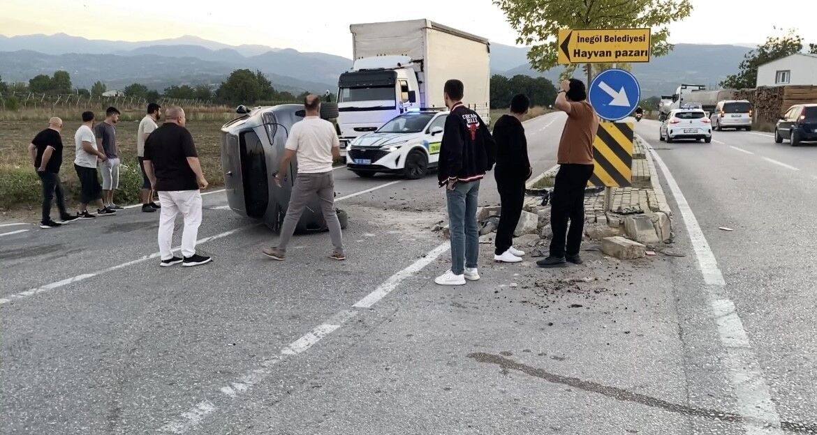 Ara sokaktan çıkan araca çarpmamak için refüje daldı: O anlar kamerada