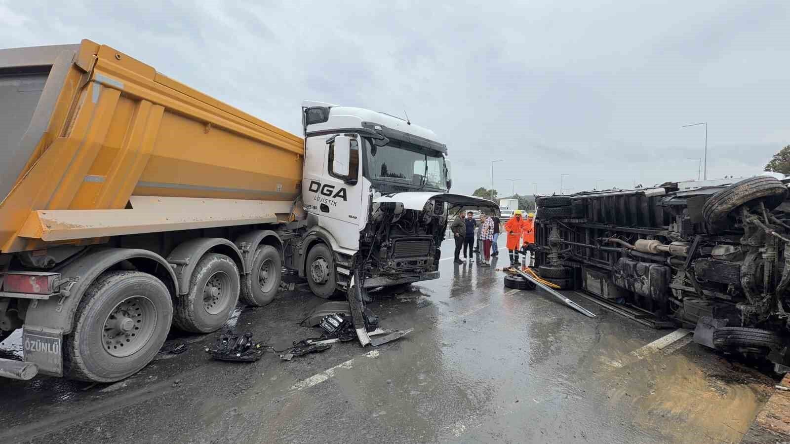 Arnavutköy'de yağışlı havada kaza: 2 yaralı