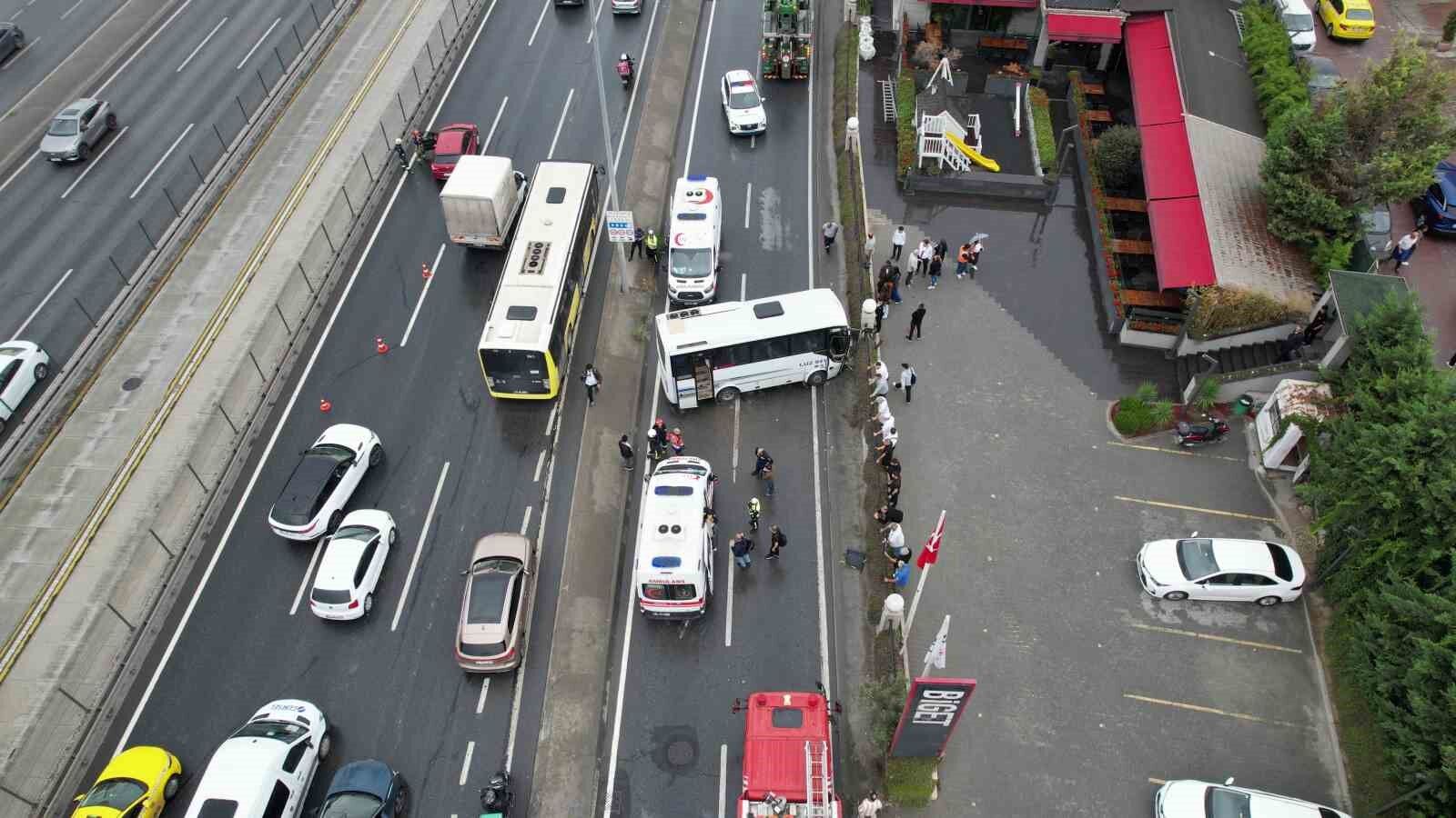 Avcılar'da servis midibüsü kaza yaptı: 9 yaralı