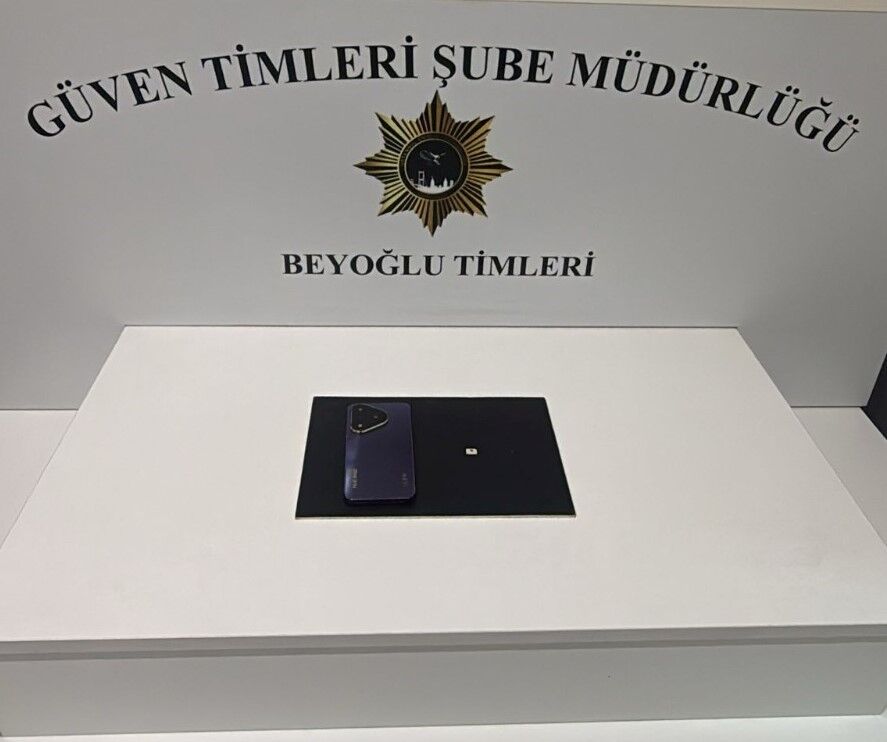 Bankta unutulan cep telefonunu çaldı