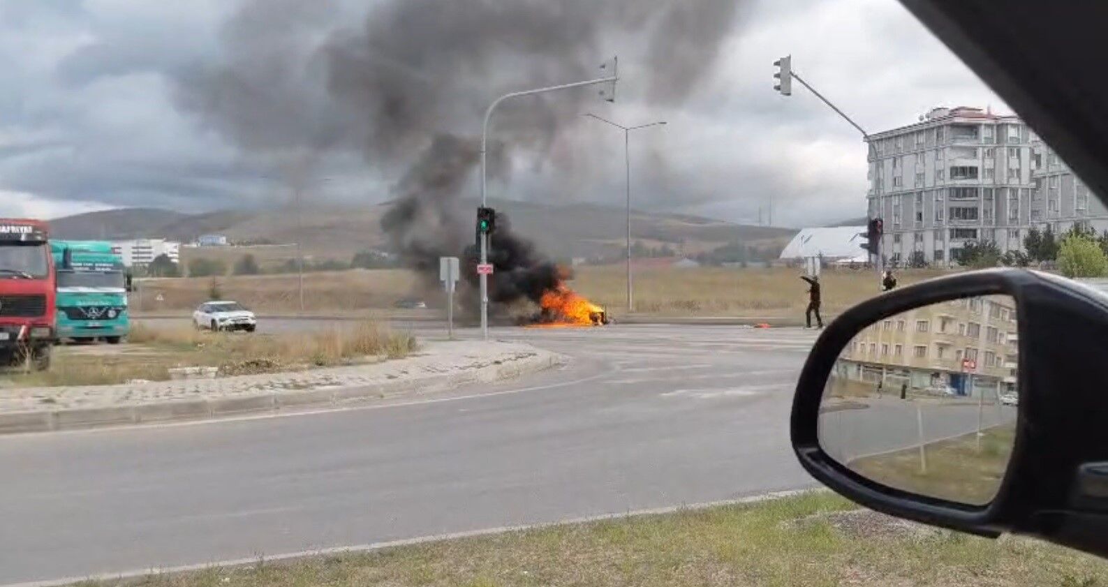 Bayburt'ta kamyonet kasasındaki jeneratör alev alev yandı