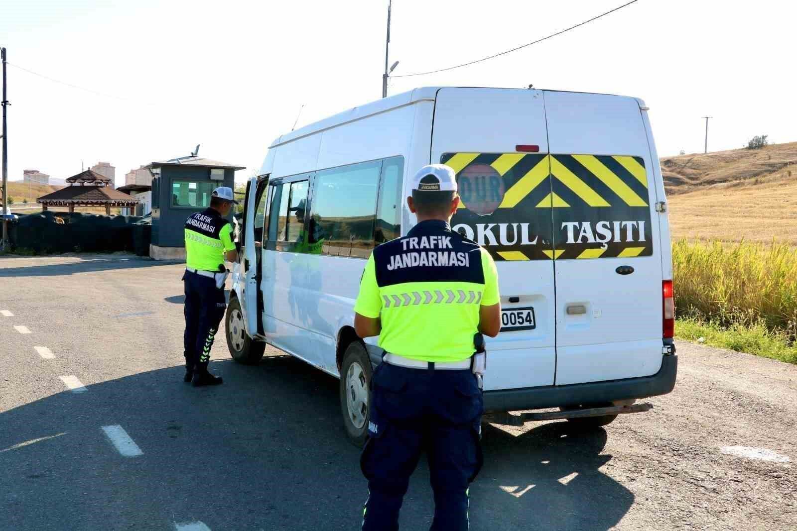 Bayburt'ta okul çevreleri ve servis araçları denetlendi