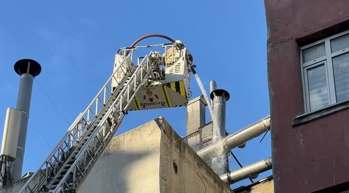 Beyoğlu'nda 6 katlı restoranda yangın