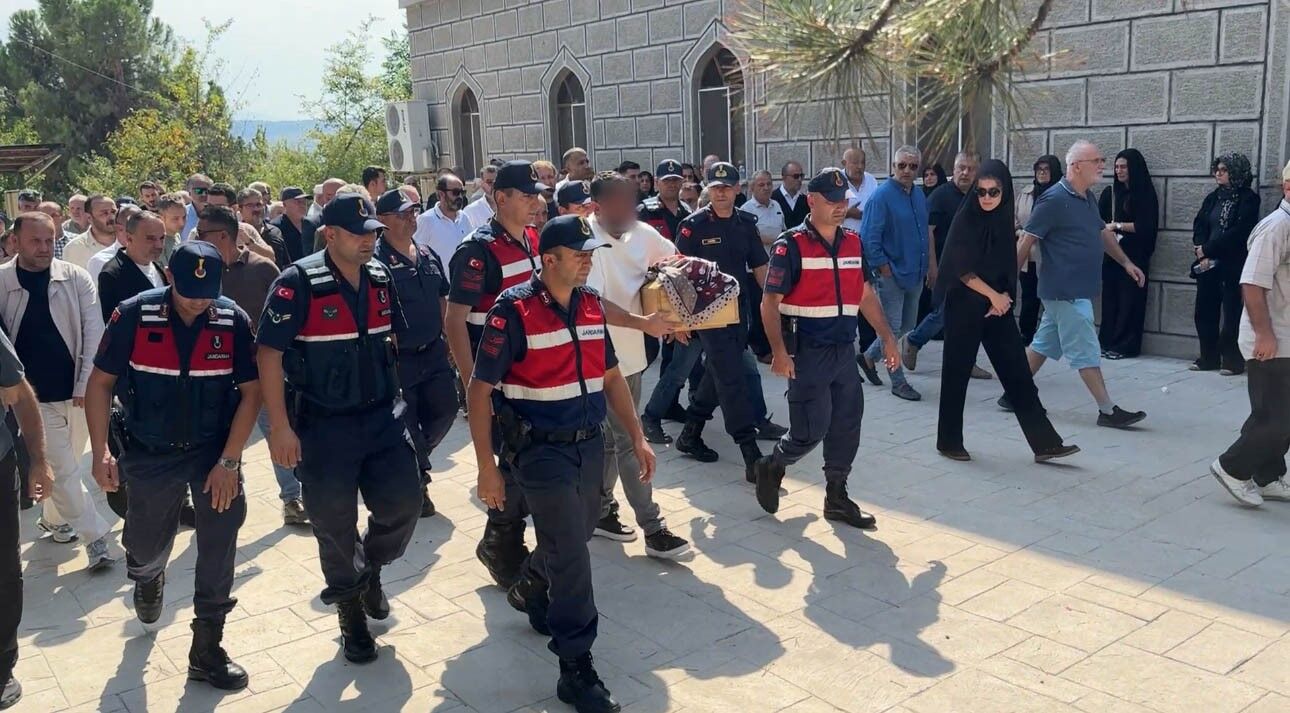 Bir babanın en zor sınavı: Kazada ölen bebeğinin tabutunu böyle taşıdı