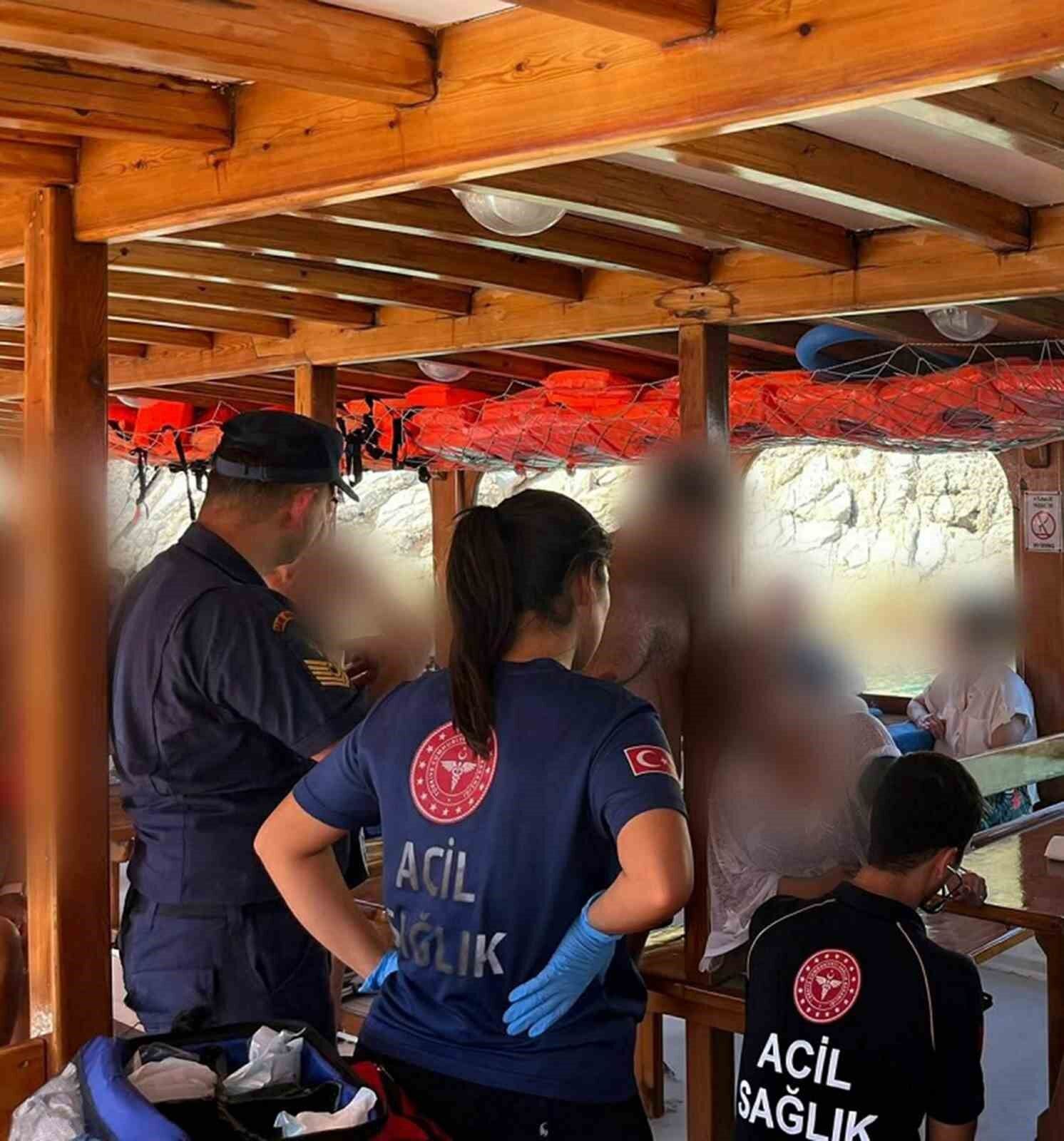 Bodrum'da gezi teknesinde rahatsızlanan vatandaşa tıbbi tahliye