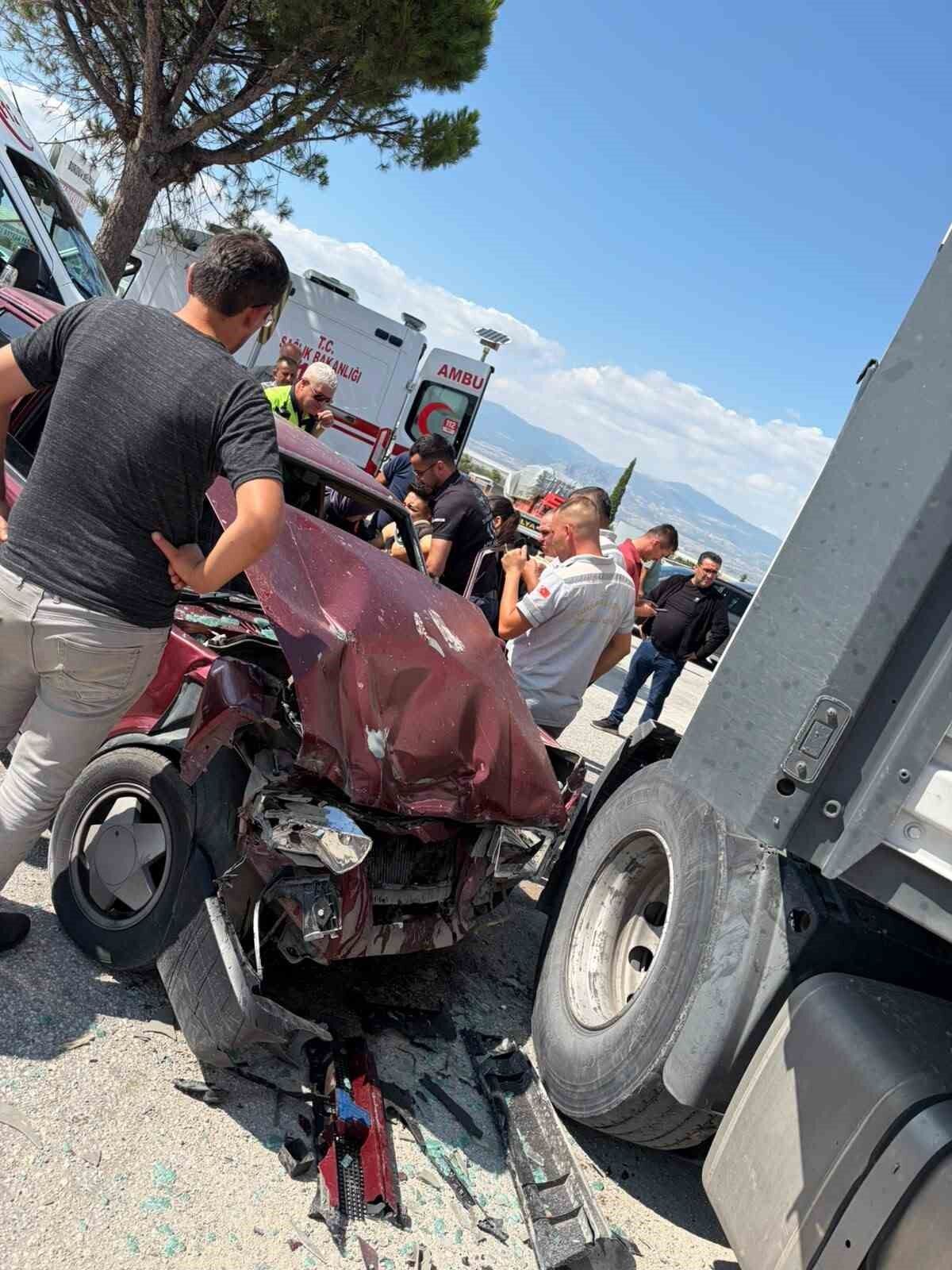 Burdur'da otomobil ile tır çarpıştı: 2 yaralı