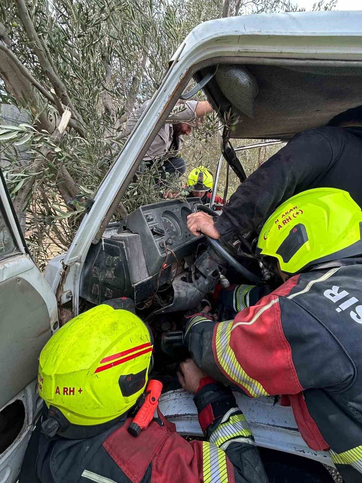 Burhaniye'de zeytin ağacına çarpan kamyonette sıkışan yolcuyu itfaiye kurtardı