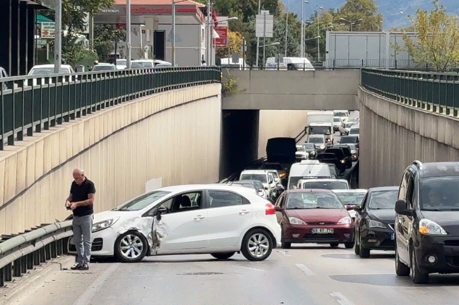Bursa'da alt geçitte şerit değiştiren ticari araç otomobile çarptı