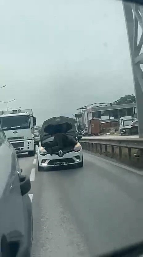 Bursa'da seyir halindeki otomobilin kaputunu açarak tamir yaptı