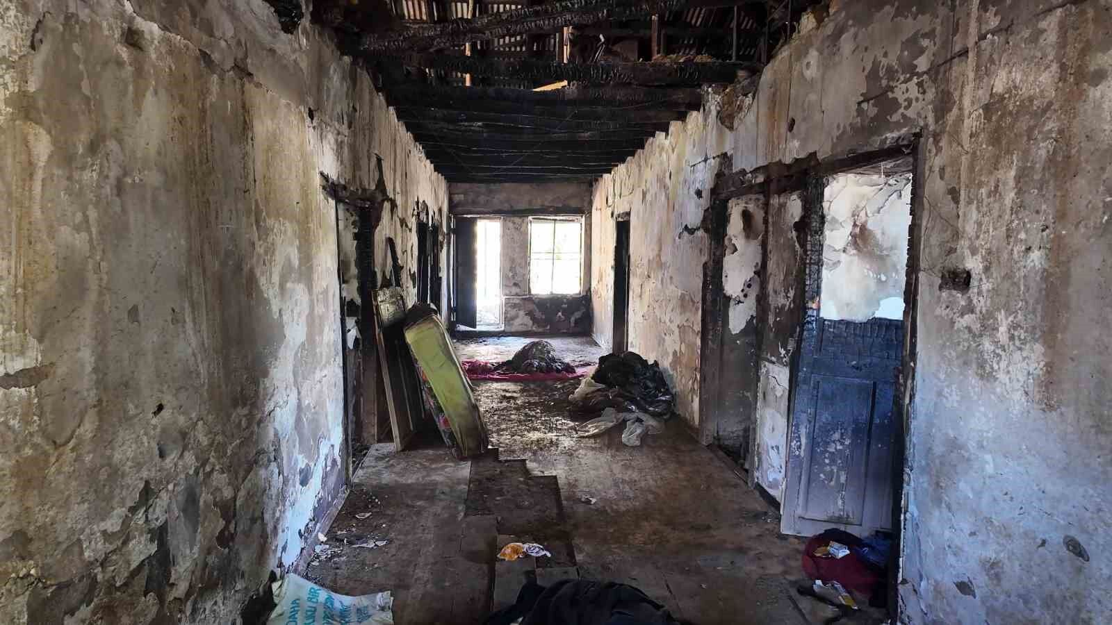 Cinayete kurban giden yaşlı çiftin evinden geriye yangın sonrası bu görüntüler kaldı