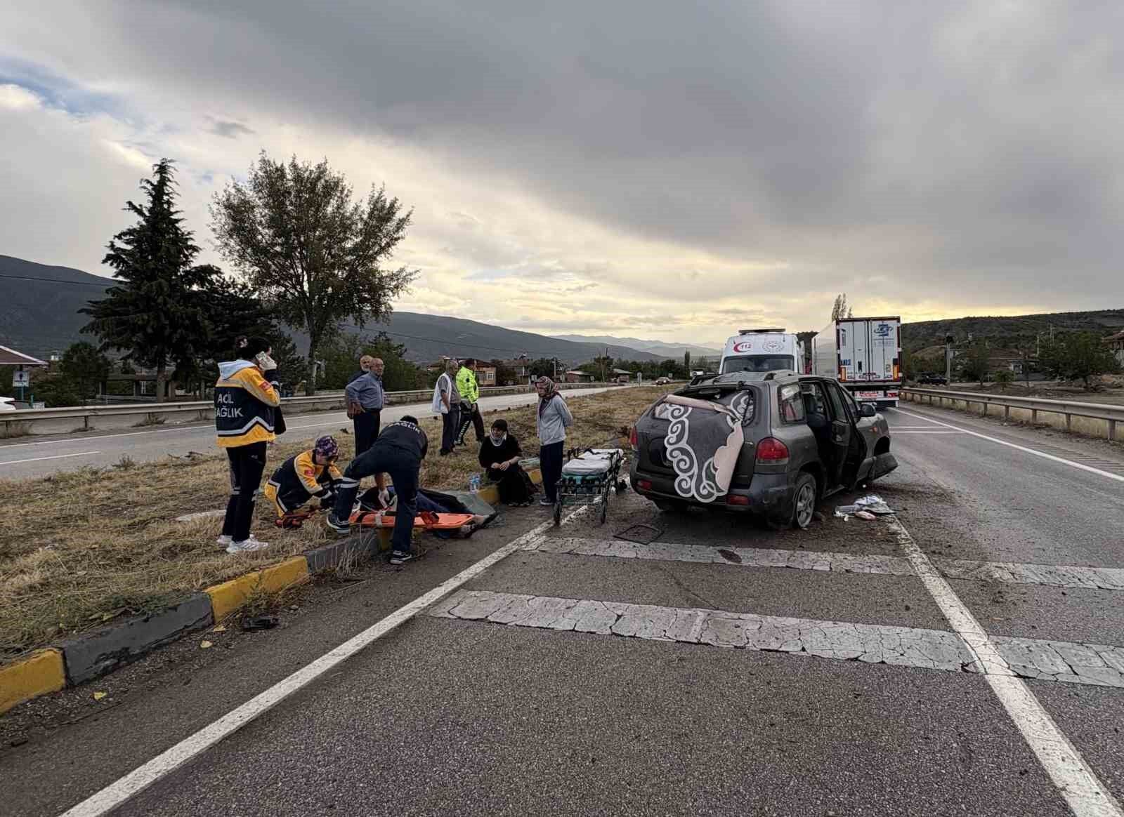 D100'de otomobil refüje çarptı: 3 yaralı