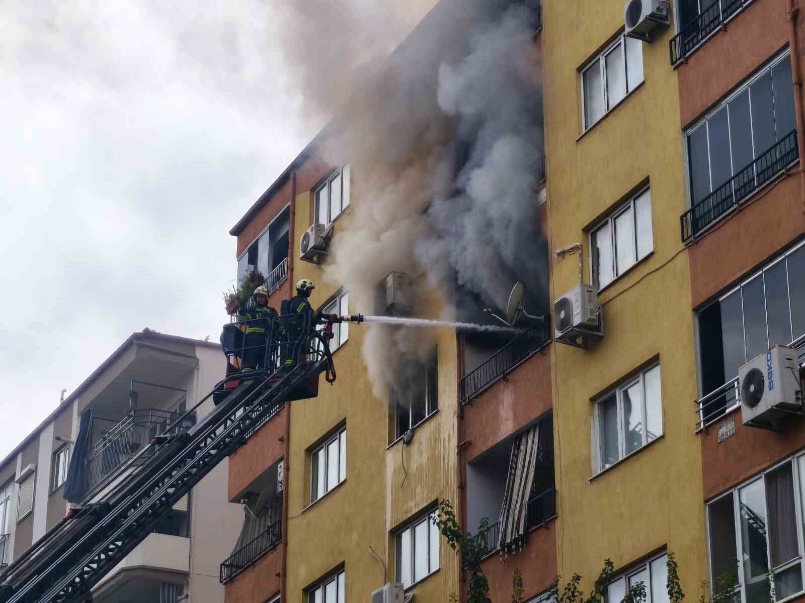 Denizli'de dairede çıkan yangında 1'i yatalak 2 kişi dumandan etkilendi