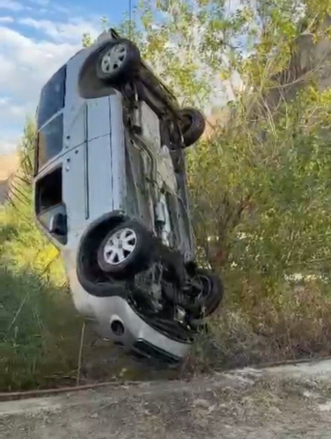 Dereye uçan araç, iş makinesiyle çıkarıldı