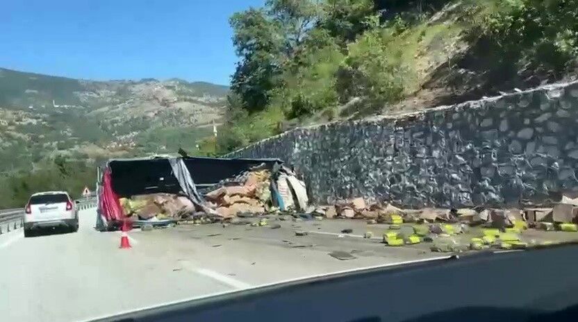 Devrek'te araç istinat duvarına çarptı: 1 ölü, 1 yaralı
