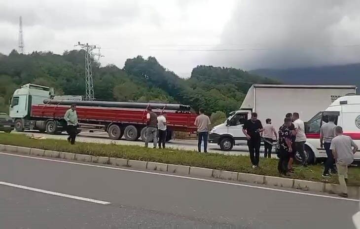 Düzce'de ambulans tıra arkadan çarptı 1 kişi yaralı