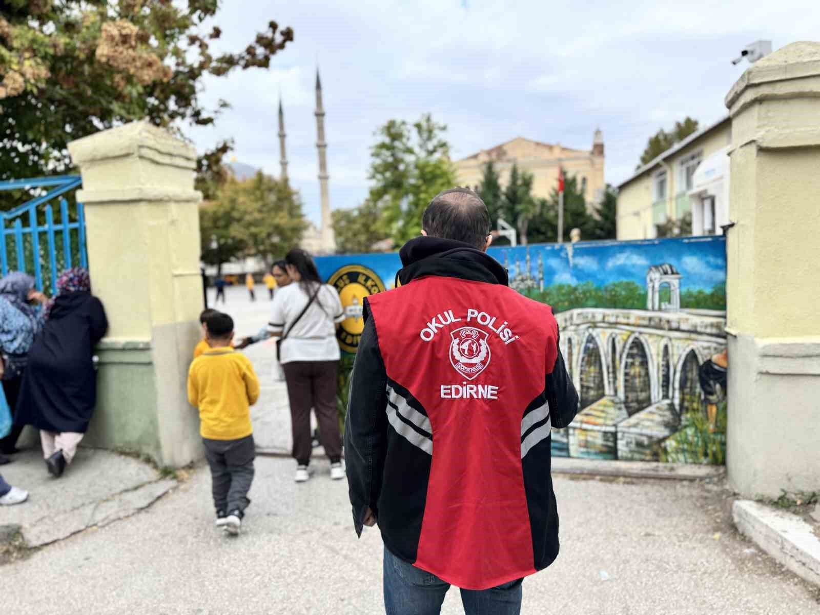 Edirne'de polis ekipleri okul çevrelerinde kuş uçurtmuyor